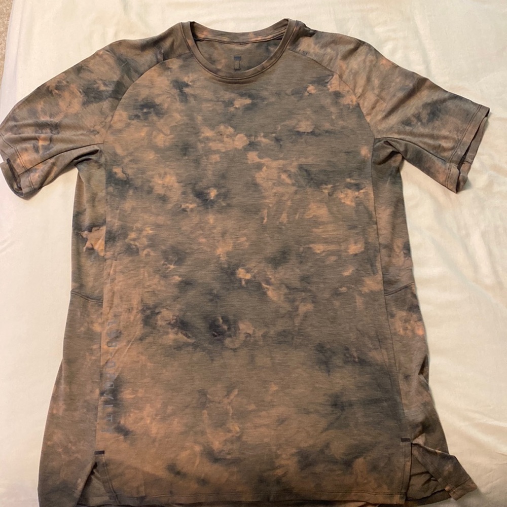 Never Worn Lululemon Workout T shirt. (No tags)